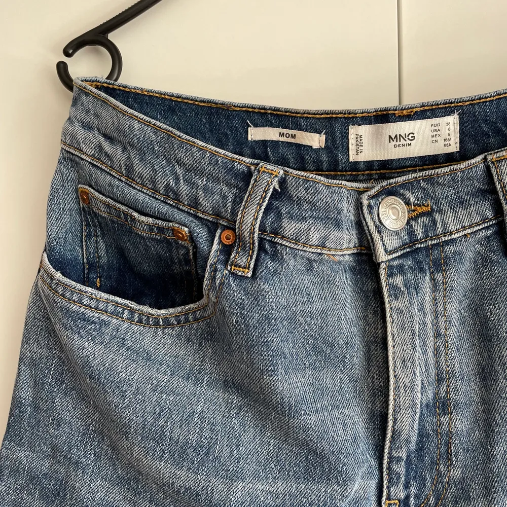 Snygga mom jeans från Mango i storlek 38! Jag är 175 cm lång. Bekväma och snygga🌟. Jeans & Byxor.