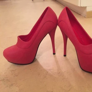 Röda högklackar  - Helt nya oanvända högklackar i strl: 37.
