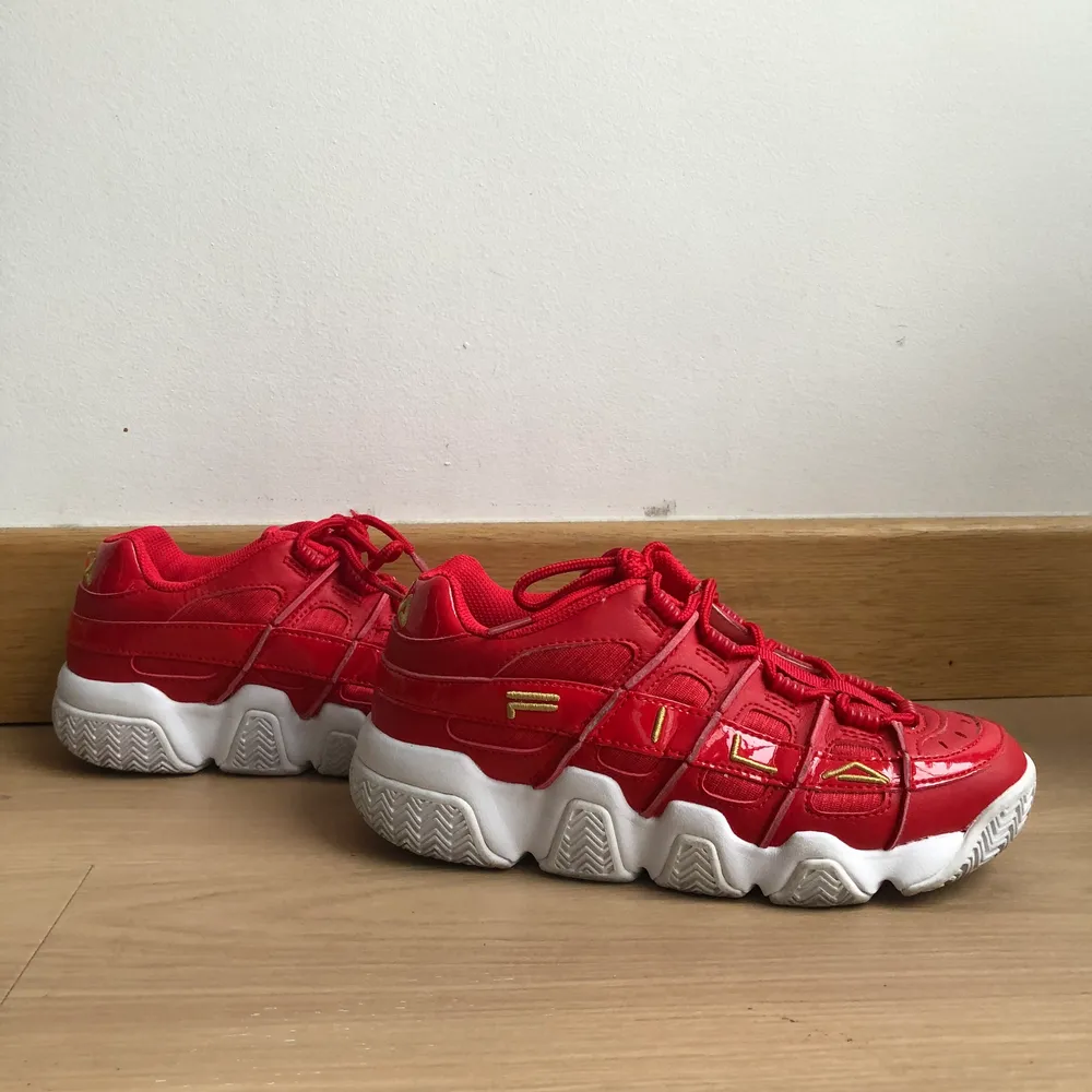 Sneakers FILA size EUR 38,5. I wore them 3 times. Very good state . Skor.
