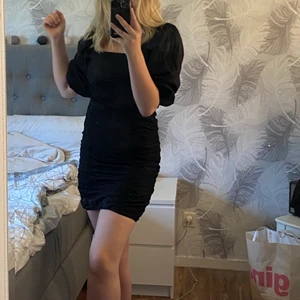 Klänning - Säljer denna ursnygga klänningen från vero moda i storlek M. Verkligen så sjukt snygg men han en precis likadan så tvingas göra mig av med denna. Endast använd vid ett tillfälle så är som ny💓 Köpt för 499kr men säljes för 200kr+ frakt 💓