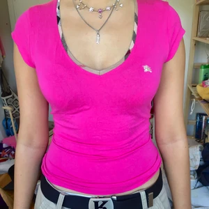Burberry t-shirt - Rosa trendig Burberry t-shirt!💖💖 Storlek Large men mer som Medium😇💞 Buda i kommentarerna!