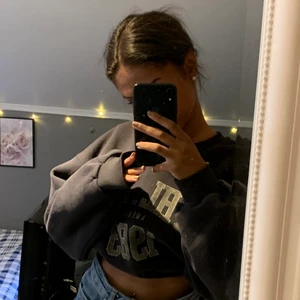 Sweatshirt - Säljer nu min älskade sweatshirt från Gina, i perfekt skick och så himla skön, lite oversized på mig som har xs-s, pris kan alltid diskuteras 🤎