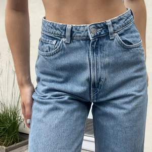 Jeans från Weekday  - Jeans från Weekday i stl 28 32 med avklippta kanter. Jag brukar ha S i jeans och är 176 som referens 💕