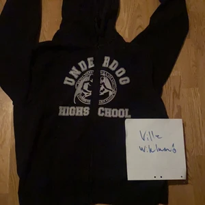 Reckless Scholars x Bogema - reckless x bogema hoodie i size L , sitter som en boxy M. Kolla ansra bild för flaws. Bud 700 Bin 1000. Lägg till frakt på 66