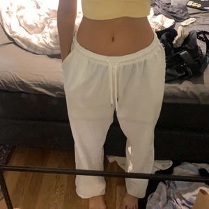 Linnebyxor  - Superfina linnebyxor, säljer då jag redan har ett par! Någon fläck som säkert går bort i tvätten, men skriv så får du bild i dm❤️ det står xxl på lappen men jag har S i vanliga fall och ni ser ju hur dem sitter på mig så skulle uppskatta till S eller M i storlek, passar L också men inte XXL tror jag 