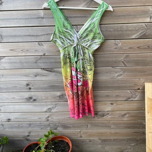 Flerfärgad klänning - Söt klänning som är köpt utomlands, passar S/M 