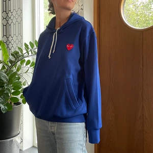 Play comme des garçons hoodie - Säljer denna helt nya blåa hoodien från play comme des garçons. En comme des garçons hoodie i just denna färg är svår att hitta, fick själv leta länge online😋 Plagget är i herrstorlek m💫💫 Frakt ingår inte i priset🙏🙏