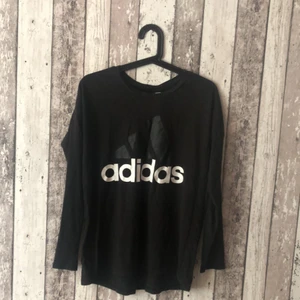 Adidas tröja stl M,  - En tröja från adidas i stl M, Andvänd en gång så tröjan är i bra skick. Köpare stor för frakt.