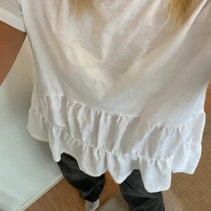 Supergullig volantshirt - Säljer en superfin och supersöt vit t shirt med volanger ifrån zara. Nypris 89 kr❤️❤️