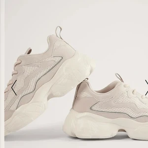 Sneaker - Ett par sneakers från nakd som är så gott som oanvända. Säljer pågrund av att dom är lite för små för mig då dom är snäppet mindre i storleken än vanligt❤️