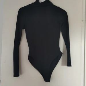 Svart polo body  - Svart polo body, ny och fint skick. Köpt på boohoo. Knappt andvänd :) 