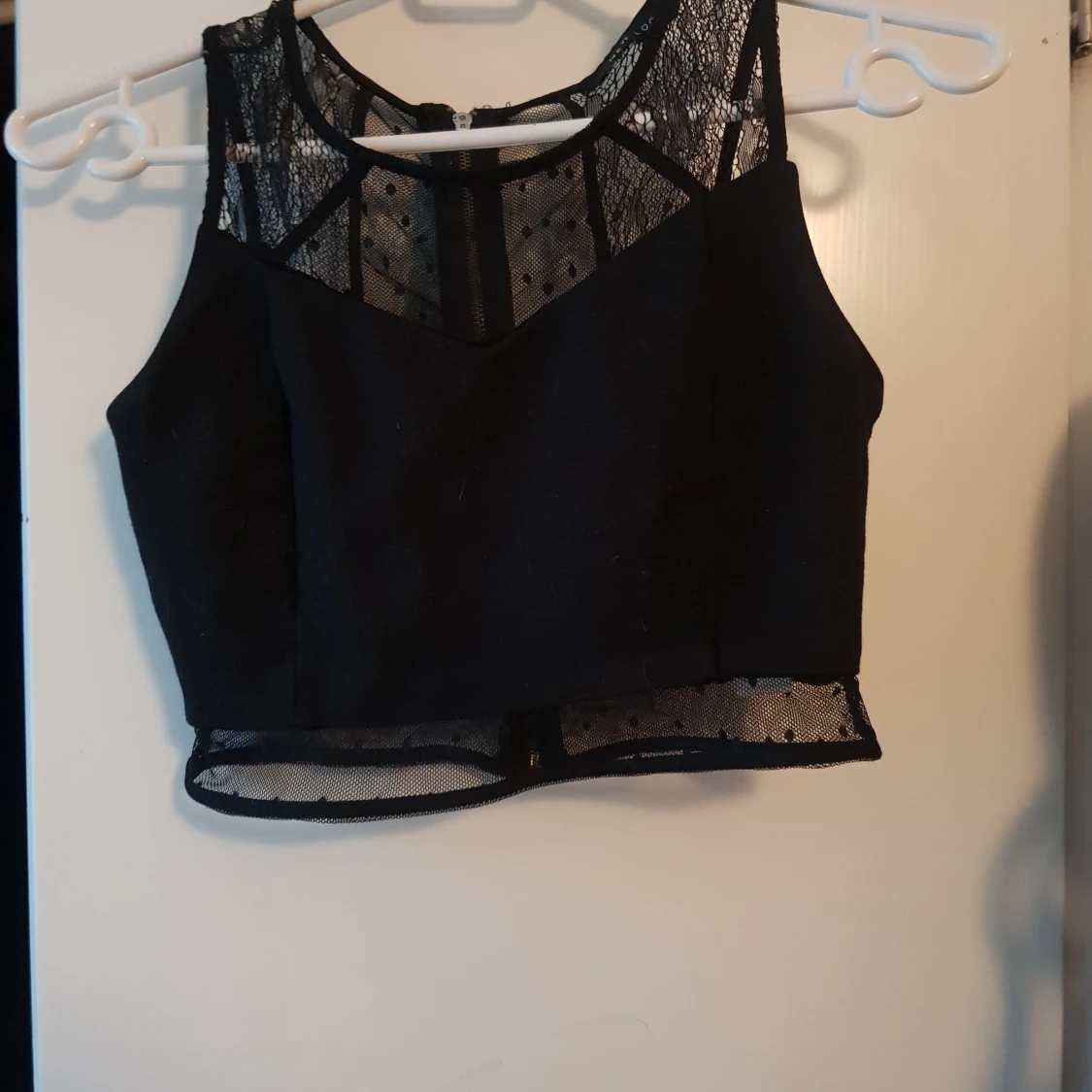 Svart crop top