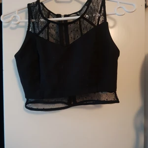 Svart crop top  - Svart crop top i storlek XS. Aldrig använt! 