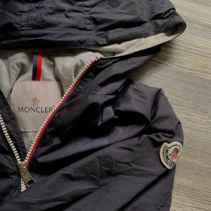 MONCLER VIND JACKA strl-152 - Detta är en ÄKTA kidszide Moncler jacka som är köpt på Luisaviaroma.Com ! Denna är storlek 152  men jag är 164  GRATIS FRAKT OM DU KÖPER IDAG 
