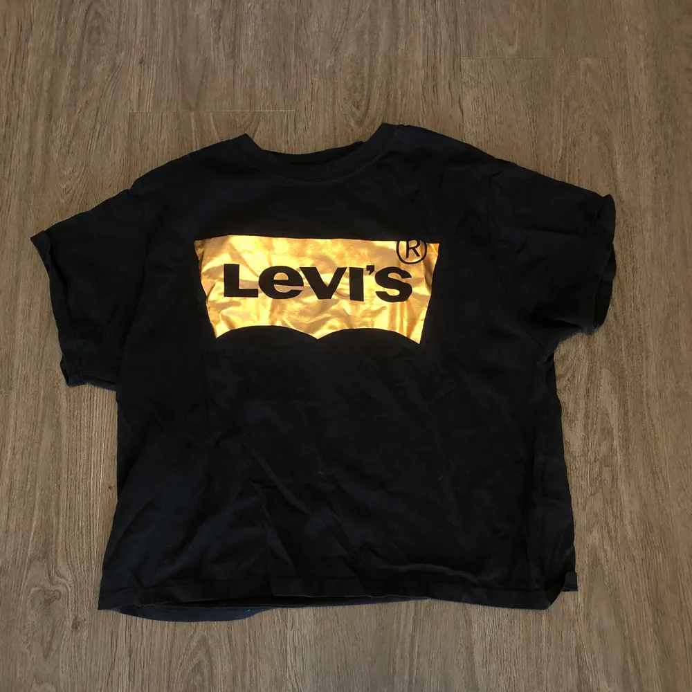 Säljer denna coola Levi’s t-shirt då den inte kommer till användning längre. Märket är mer rosé-färgat i verkligheten. Du själv står för fraktkostnaden. Sätter priset på 50:- och om fler är intresserade blir de budgivning.. T-shirts.