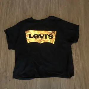 Säljer denna coola Levi’s t-shirt då den inte kommer till användning längre. Märket är mer rosé-färgat i verkligheten. Du själv står för fraktkostnaden. Sätter priset på 50:- och om fler är intresserade blir de budgivning.