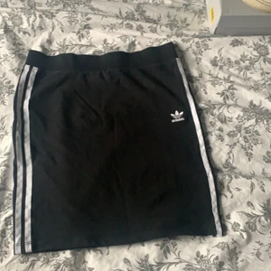 Adidas kjol - Säljer dehär adidas kjolen då den bala ligger i garderoben💕 den e mjuk oxk skön å i ett mycket bra skick✨