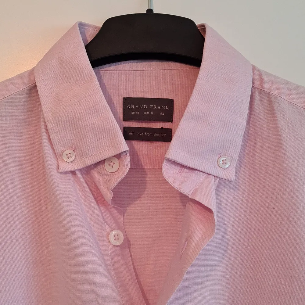 Rosa, tunn skjorta från Grand Frank. 70% bomull, 30% linne. Endast använd någon enstaka gång så i fint skick. Storlek 39/40 slim fit.. Skjortor.