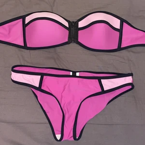 Lila/rosa bikini i XS - En lila/rosa bikini i storlek XS. Använd 1 gång så som nyskick,  fanns band att sätta fast men dom finns tyvärr inte kvar. Finns inga fläckar.