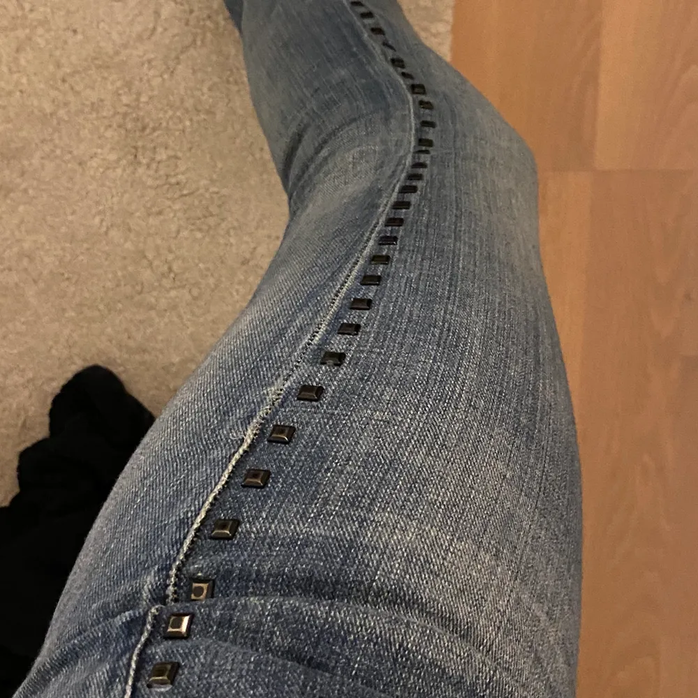 Low waisted bootcut jeans från Guess i storlek 27. De har sjukt snygga detaljer på sidan av byxorna✨ Använda fåtal gånger. Nyskick. Inga skavanker. Kan skicka fler bilder om så önskas. Frakt ingår ej i priset. Kan mötas upp i Stockholm ❤️‍🔥. Jeans & Byxor.
