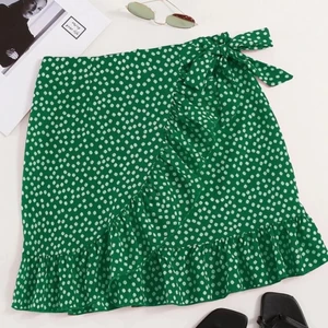 Kjol grön med blommor - Använt mycket men är fortfarande i bra kvalité! Inte genomskinlig och är i en mörk fin grön färg som passar med ljusa toppar och ett par feta skor! Storlek XS men passar även till de som har S i kläder då den är ganska stor för att vara en XS. 