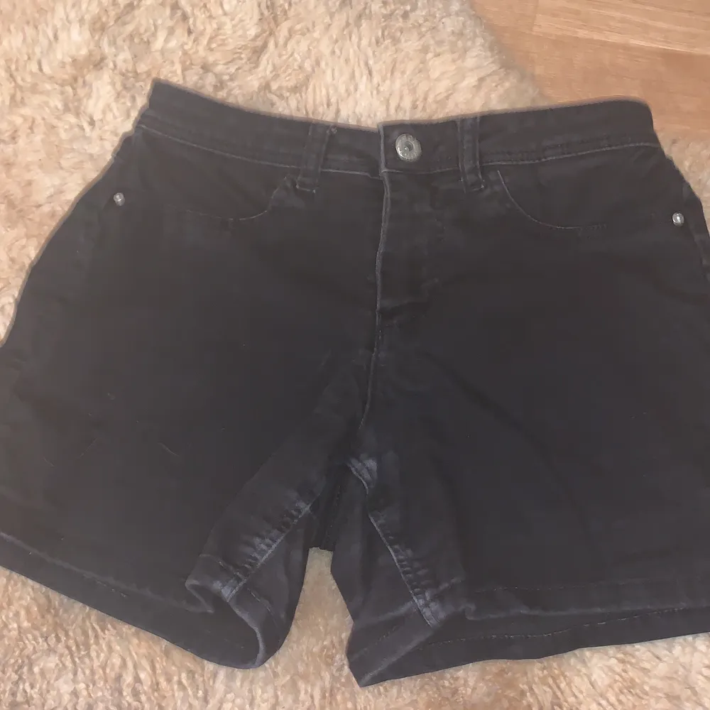 Ett par svarta jeans från JDY DENIM . Shorts.