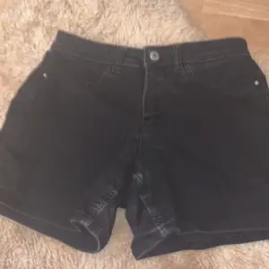 Ett par svarta jeans från JDY DENIM 