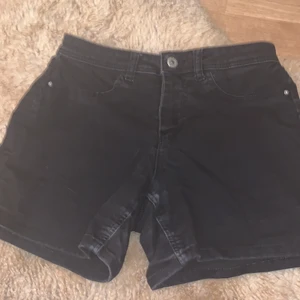 Storlek s - Ett par svarta jeans från JDY DENIM 