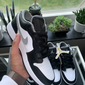 Air Jordan 1 Low Black Medium Grey 🦍 - Air Jordan 1 Low Black Medium Grey 🦍  Storlek: -38,5