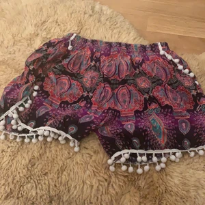 Ett par skorts i storlek xxl  - Här är ett par skorts i storlek xxl men kan passa s det är vita bollar längst ner 