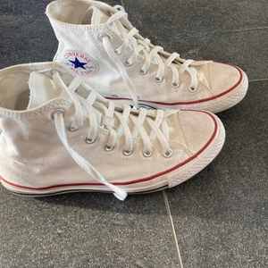 Vita converse - Första vita converse som inte har några defekter. Använd ett par fåtal gånger. Säljer då de är förstora för mig, storlek 39 (24,5 cm)