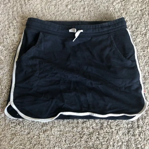 Kjol från hm  - En använd men fin kjol som kommer från hm! Super skön!💗💗köparen står för frakten om man inte kan komma och hämta 