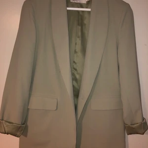 Fodrad kavaj  - Denna kavaj är i en pistage/mintgrön härlig färg från NLY Trend. Jag har använt den endast en gång, så den säljes i nyskick pga att den ej kommer till användning. Modellen är lite loosefit och supersnygg!  Fler bilder kan skickas vid intresse. 