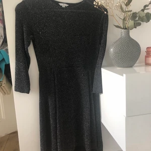 Klänning från hm  - En fin klänning från Åhléns  som jag har växt ur!❤️ köparen står för frakten om man inte kan komm och hämta 