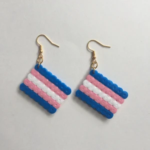 Örhängen av transflaggan - Egengjorda nickelfria örhängen av transflaggan 🏳️‍⚧️🏳️‍⚧️🏳️‍⚧️ Andra prideflaggor finns på min sida!