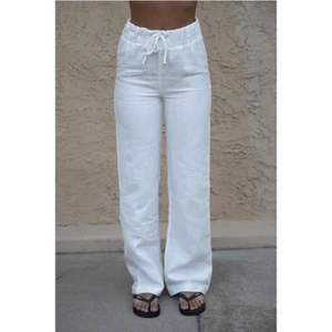 Jättefina linnebyxor  - Säljer nu mina jättefina linnebyxor från A-dsgn 🤍 Helt oanvända, endast testade men satt inte så bra på mig. Storlek XXS men väldigt långa så passar någon som är 160-175 beroende på hur man vill att dom ska sitta. Jag tycker dock själv att dom är lite för långa på mig. Nästan alla storlekar är slutsålda, nypris 799 + frakten. 