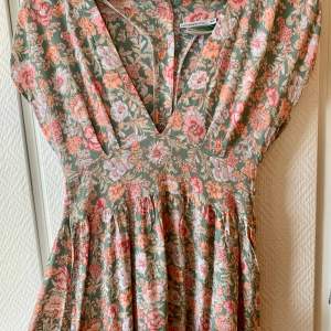 Vintage blommig klänning, knälång strl S/M. Använd endast en gång!