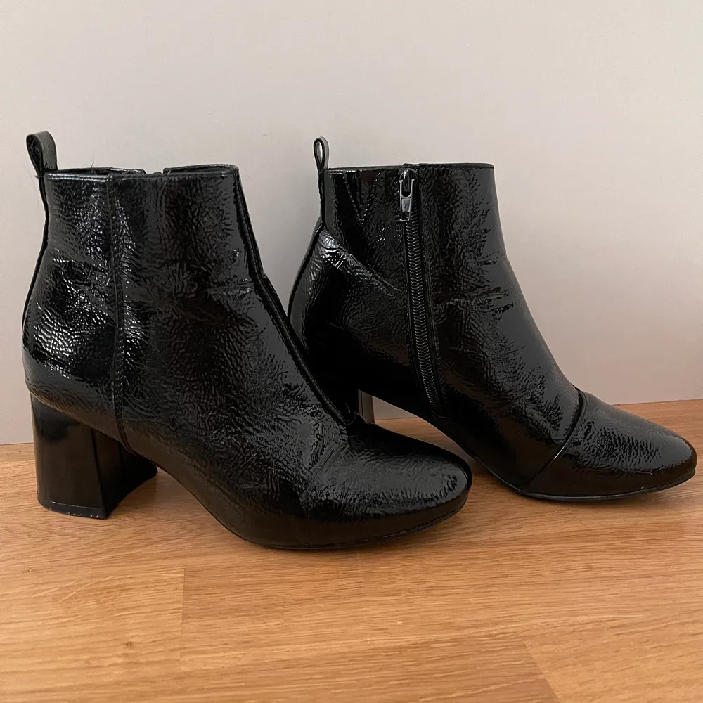 Svarta boots som passar lika bra till en vardaglig outfit som till en festlig outfit! Det är storlek 38, klackhöjden är cirka 6,5 cm.  Skorna är endast använda ett fåtal gånger. Går att mötas upp eller fraktas till önskad adress. Frakt tillkommer. . Skor.