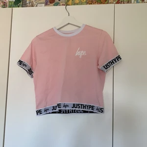 Croptop från Just Hype - Rosa Croptop från Just hype. Storlek 8/S. Tvättas innan plagget skickas iväg 