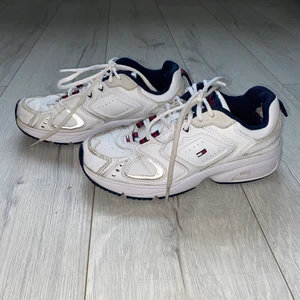 Tommy hilfiger sneakers  - Väl använda men nytvättade, avskavda i innerfodret vid hälen som man kan se på bilden. 