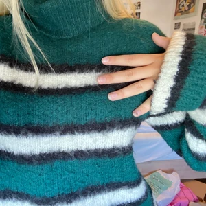 Tjocktröja från NAKD - Säljer denna super mysiga ”stickade” tröjan från NAKD. Den är väldigt mjuk och i nyskick, endast använt 1 gång. 