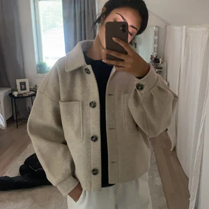 Oversized kort jacka  - Jättefin beige jacka från NA-KD! Använd fåtal gånger✨