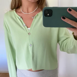 Zara kofta - Grön stickad kofta från Zara, stl M men passar även S. I bra skick förutom att det är en liten fläck på ena armen som inte försvinner i tvätten men syns knappt💕