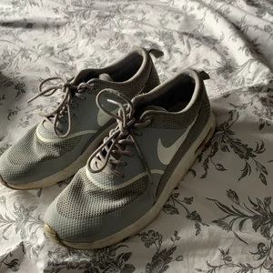 Nike skor  - Dom kommer inte till användning längre💕 otvättade så dom blir nog fräckare efter en tvätt, hela✨