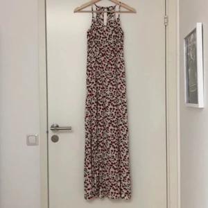 Långklänning strl 32 - Fin långklänning i strl 32. Skulle kunna funka på någon med strl 34 också! Har 2 slitsar. 