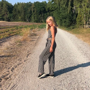 Randiga raka byxor  - Randiga raka byxor från Tessie, knappt använda har endast legat i garderoben. Storlek xs. 75kr + frakt💕