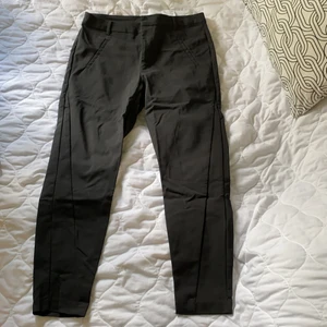 Kostymbyxor från Vero Moda - Svarta kostymbyxor från Vero Moda. Så fin modell som är lite kortare i benen. Storlek L, längd 32.