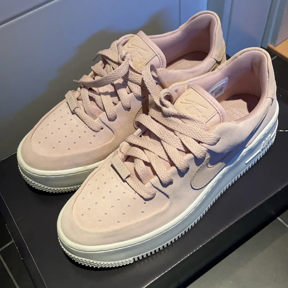 Nike Air force 1, mocka, använda endast 1 gång, helt i nyskick. Storlek 37,5 (liten i storlek så som en 37a) . Skor.