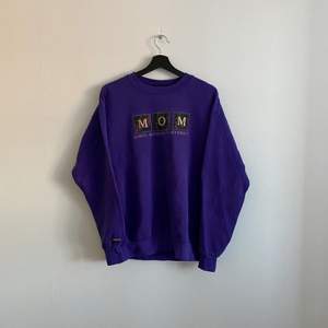 Vintage ”MOM University” sweatshirt, Den är i mycket bra skick och i storlek M