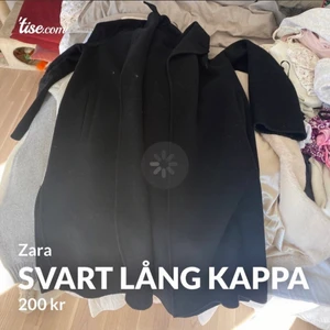 Svart kappa - Superpopulär kappa från zara. Lång. Nypris 1700